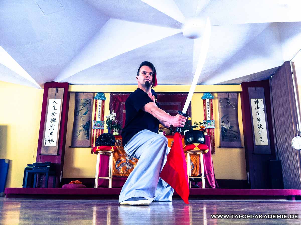 Unser Trainer Jörg Roth bei der Säbelform in der Buddhahalle des Shaolintempels