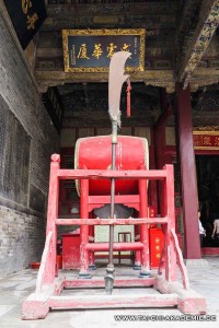 Eine etwas übertriebene Version der Hellebarde im Guan Lin Tempel in Luoyang