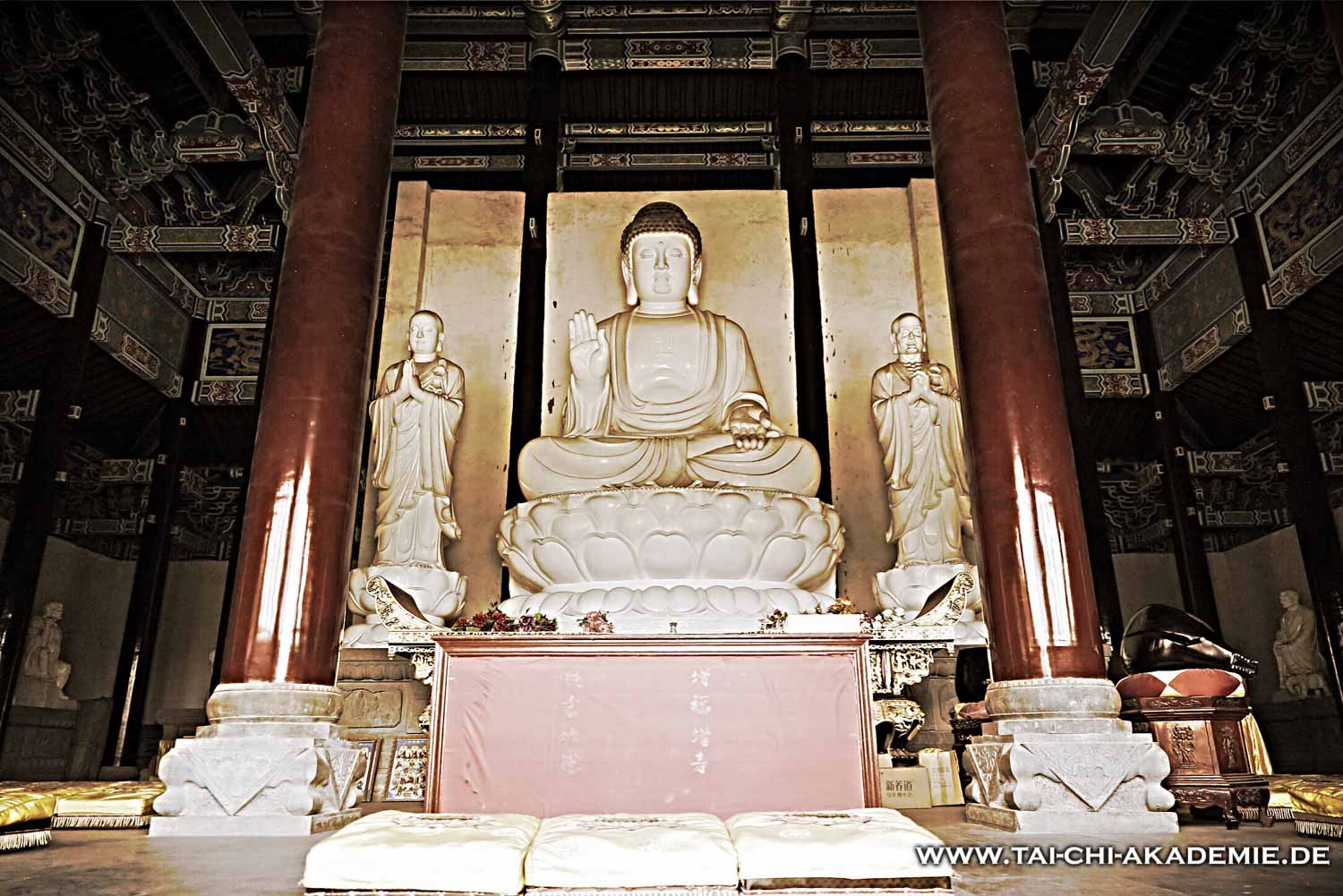 Die Buddhahalle des Shui Yu Tempels in China.