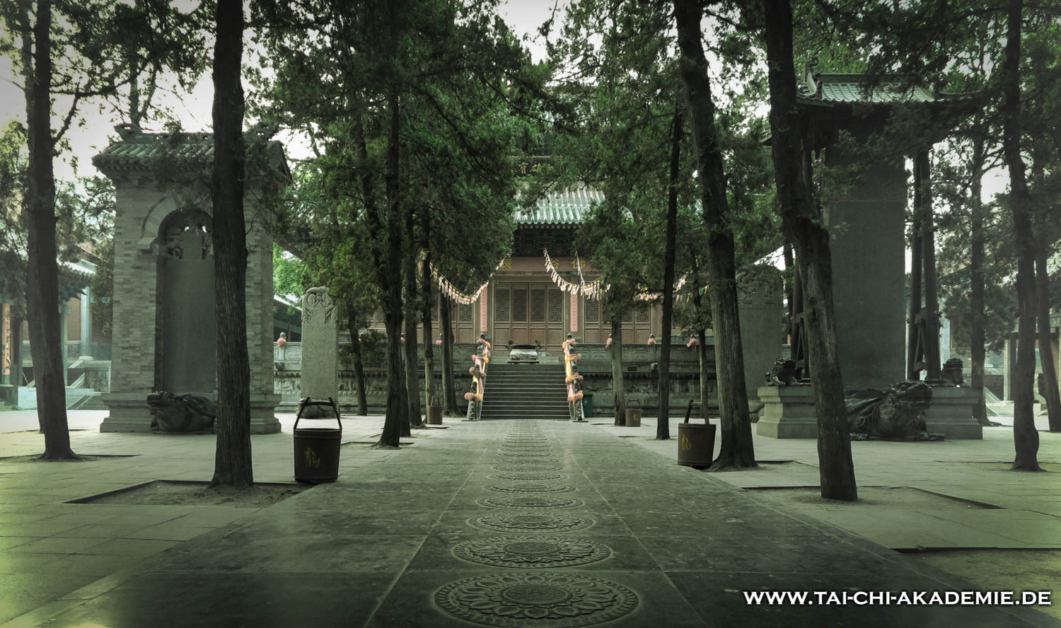 Die Buddhahalle des Shaolinklosters nachdem der Touristenstrom versiegt ist.